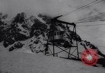 Image Monde" plus haut téléphérique commence à fonctionner dans les Alpes françaises Chamonix France, 1955, de la seconde 25 séquences d'archives historiques vidéo 65675035505