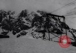 Image Monde" plus haut téléphérique commence à fonctionner dans les Alpes françaises Chamonix France, 1955, de la seconde 26 séquences d'archives historiques vidéo 65675035505