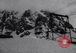 Image Monde" plus haut téléphérique commence à fonctionner dans les Alpes françaises Chamonix France, 1955, de la seconde 27 séquences d'archives historiques vidéo 65675035505
