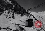 Image Monde" plus haut téléphérique commence à fonctionner dans les Alpes françaises Chamonix France, 1955, de la seconde 40 séquences d'archives historiques vidéo 65675035505