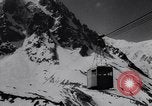 Image Monde" plus haut téléphérique commence à fonctionner dans les Alpes françaises Chamonix France, 1955, de la seconde 41 séquences d'archives historiques vidéo 65675035505