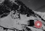 Image Monde" plus haut téléphérique commence à fonctionner dans les Alpes françaises Chamonix France, 1955, de la seconde 42 séquences d'archives historiques vidéo 65675035505