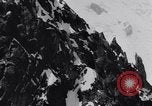 Image Monde" plus haut téléphérique commence à fonctionner dans les Alpes françaises Chamonix France, 1955, de la seconde 55 séquences d'archives historiques vidéo 65675035505