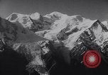 Image Monde" plus haut téléphérique commence à fonctionner dans les Alpes françaises Chamonix France, 1955, de la seconde 57 séquences d'archives historiques vidéo 65675035505