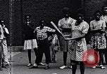 Standbild 1930er Jahre afroamerikanische Kinder Harlem New York City USA, 1939, aus Sekunde 15 historischem Filmmaterial Videoclip 65675035581