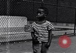 Standbild 1930er Jahre afroamerikanische Kinder Harlem New York City USA, 1939, aus Sekunde 57 historischem Filmmaterial Videoclip 65675035581