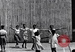 Standbild Lehre Kinder im Harlem Tag Camp Harlem New York City USA, 1939, aus Sekunde 7 historischem Filmmaterial Videoclip 65675035582