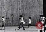 Standbild Lehre Kinder im Harlem Tag Camp Harlem New York City USA, 1939, aus Sekunde 27 historischem Filmmaterial Videoclip 65675035582