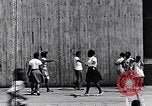 Standbild Lehre Kinder im Harlem Tag Camp Harlem New York City USA, 1939, aus Sekunde 35 historischem Filmmaterial Videoclip 65675035582