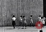 Standbild Lehre Kinder im Harlem Tag Camp Harlem New York City USA, 1939, aus Sekunde 38 historischem Filmmaterial Videoclip 65675035582