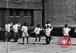 Standbild Lehre Kinder im Harlem Tag Camp Harlem New York City USA, 1939, aus Sekunde 47 historischem Filmmaterial Videoclip 65675035582