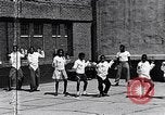 Standbild Lehre Kinder im Harlem Tag Camp Harlem New York City USA, 1939, aus Sekunde 48 historischem Filmmaterial Videoclip 65675035582