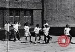Standbild Lehre Kinder im Harlem Tag Camp Harlem New York City USA, 1939, aus Sekunde 50 historischem Filmmaterial Videoclip 65675035582