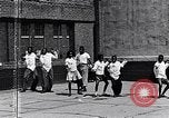 Standbild Lehre Kinder im Harlem Tag Camp Harlem New York City USA, 1939, aus Sekunde 51 historischem Filmmaterial Videoclip 65675035582