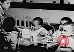 Standbild Kinder im Waisenhaus United States USA, 1949, aus Sekunde 15 historischem Filmmaterial Videoclip 65675035588