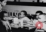Standbild Kinder im Waisenhaus United States USA, 1949, aus Sekunde 16 historischem Filmmaterial Videoclip 65675035588