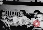 Standbild Kinder im Waisenhaus United States USA, 1949, aus Sekunde 18 historischem Filmmaterial Videoclip 65675035588