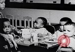 Standbild Kinder im Waisenhaus United States USA, 1949, aus Sekunde 19 historischem Filmmaterial Videoclip 65675035588