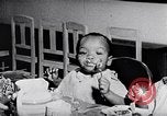 Standbild Kinder im Waisenhaus United States USA, 1949, aus Sekunde 26 historischem Filmmaterial Videoclip 65675035588