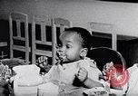 Standbild Kinder im Waisenhaus United States USA, 1949, aus Sekunde 27 historischem Filmmaterial Videoclip 65675035588