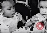 Standbild Kinder im Waisenhaus United States USA, 1949, aus Sekunde 40 historischem Filmmaterial Videoclip 65675035588