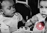Standbild Kinder im Waisenhaus United States USA, 1949, aus Sekunde 41 historischem Filmmaterial Videoclip 65675035588