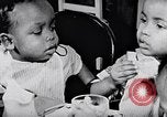 Standbild Kinder im Waisenhaus United States USA, 1949, aus Sekunde 44 historischem Filmmaterial Videoclip 65675035588