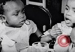 Standbild Kinder im Waisenhaus United States USA, 1949, aus Sekunde 45 historischem Filmmaterial Videoclip 65675035588