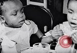 Standbild Kinder im Waisenhaus United States USA, 1949, aus Sekunde 47 historischem Filmmaterial Videoclip 65675035588