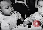 Standbild Kinder im Waisenhaus United States USA, 1949, aus Sekunde 49 historischem Filmmaterial Videoclip 65675035588