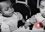Standbild Kinder im Waisenhaus United States USA, 1949, aus Sekunde 50 historischem Filmmaterial Videoclip 65675035588