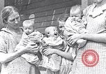 Standbild Kinder beim Spielen während der Großen Depression New York City USA, 1939, aus Sekunde 20 historischem Filmmaterial Videoclip 65675035673