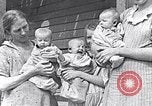Standbild Kinder beim Spielen während der Großen Depression New York City USA, 1939, aus Sekunde 21 historischem Filmmaterial Videoclip 65675035673