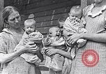 Standbild Kinder beim Spielen während der Großen Depression New York City USA, 1939, aus Sekunde 22 historischem Filmmaterial Videoclip 65675035673