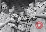 Standbild Kinder beim Spielen während der Großen Depression New York City USA, 1939, aus Sekunde 24 historischem Filmmaterial Videoclip 65675035673