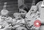 Standbild Kinder beim Spielen während der Großen Depression New York City USA, 1939, aus Sekunde 25 historischem Filmmaterial Videoclip 65675035673