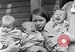 Standbild Kinder beim Spielen während der Großen Depression New York City USA, 1939, aus Sekunde 26 historischem Filmmaterial Videoclip 65675035673