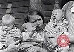 Standbild Kinder beim Spielen während der Großen Depression New York City USA, 1939, aus Sekunde 27 historischem Filmmaterial Videoclip 65675035673