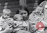 Standbild Kinder beim Spielen während der Großen Depression New York City USA, 1939, aus Sekunde 28 historischem Filmmaterial Videoclip 65675035673