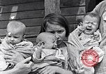 Standbild Kinder beim Spielen während der Großen Depression New York City USA, 1939, aus Sekunde 29 historischem Filmmaterial Videoclip 65675035673