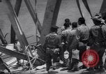 Standbild Israel und Jordanien Austausch von Gefangenen der Allenby Brücke Jordanien, 1967, aus Sekunde 35 historischem Filmmaterial Videoclip 65675035694