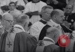 Standbild Papst Paul VI Offiziell erhebt den neuen Kardinälen in der Sixtinischen Kapelle Rom Italien, 1967, aus Sekunde 6 historischem Filmmaterial Videoclip 65675035695