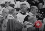 Standbild Papst Paul VI Offiziell erhebt den neuen Kardinälen in der Sixtinischen Kapelle Rom Italien, 1967, aus Sekunde 9 historischem Filmmaterial Videoclip 65675035695