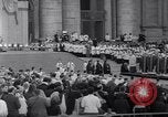 Standbild Papst Paul VI Offiziell erhebt den neuen Kardinälen in der Sixtinischen Kapelle Rom Italien, 1967, aus Sekunde 10 historischem Filmmaterial Videoclip 65675035695