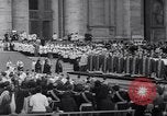 Standbild Papst Paul VI Offiziell erhebt den neuen Kardinälen in der Sixtinischen Kapelle Rom Italien, 1967, aus Sekunde 12 historischem Filmmaterial Videoclip 65675035695