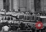 Standbild Papst Paul VI Offiziell erhebt den neuen Kardinälen in der Sixtinischen Kapelle Rom Italien, 1967, aus Sekunde 13 historischem Filmmaterial Videoclip 65675035695