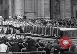 Standbild Papst Paul VI Offiziell erhebt den neuen Kardinälen in der Sixtinischen Kapelle Rom Italien, 1967, aus Sekunde 14 historischem Filmmaterial Videoclip 65675035695