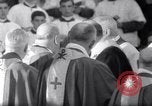Standbild Papst Paul VI Offiziell erhebt den neuen Kardinälen in der Sixtinischen Kapelle Rom Italien, 1967, aus Sekunde 20 historischem Filmmaterial Videoclip 65675035695