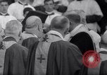 Standbild Papst Paul VI Offiziell erhebt den neuen Kardinälen in der Sixtinischen Kapelle Rom Italien, 1967, aus Sekunde 21 historischem Filmmaterial Videoclip 65675035695