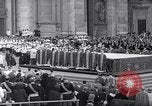 Standbild Papst Paul VI Offiziell erhebt den neuen Kardinälen in der Sixtinischen Kapelle Rom Italien, 1967, aus Sekunde 22 historischem Filmmaterial Videoclip 65675035695